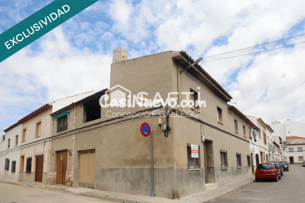 ¡Oportunidad única! Casa de dos plantas en esquina con amplios espacios y excelente ubicación.