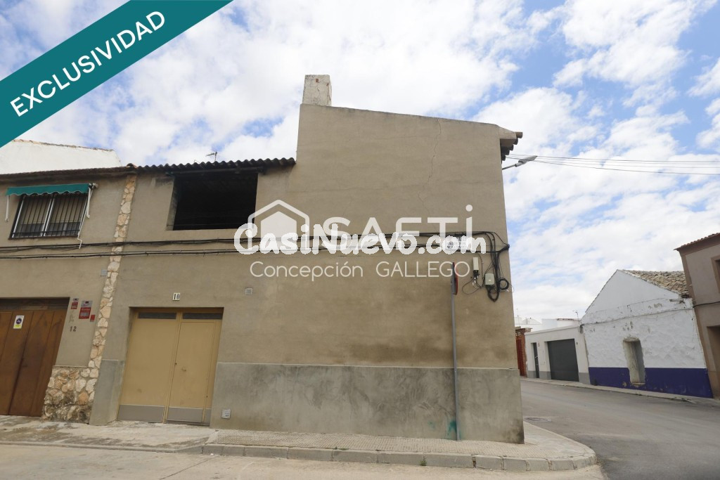 ¡Oportunidad única! Casa de dos plantas en esquina con amplios espacios y excelente ubicación.