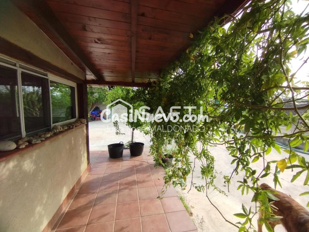 Casa rústica de madera en Vinaròs con piscina privada, placas solares y parcela de 5.600 m² de naranjos.