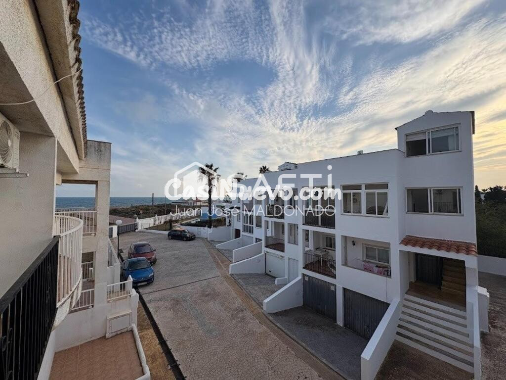Vive a solo 50 metros del mar en Vinarós: tu adosado con vistas, garaje privado y terraza-solárium.