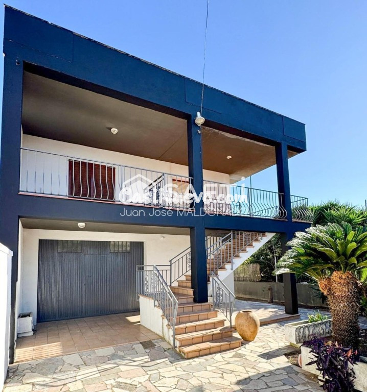 Chalet amplio con jardín y vistas en zona tranquila