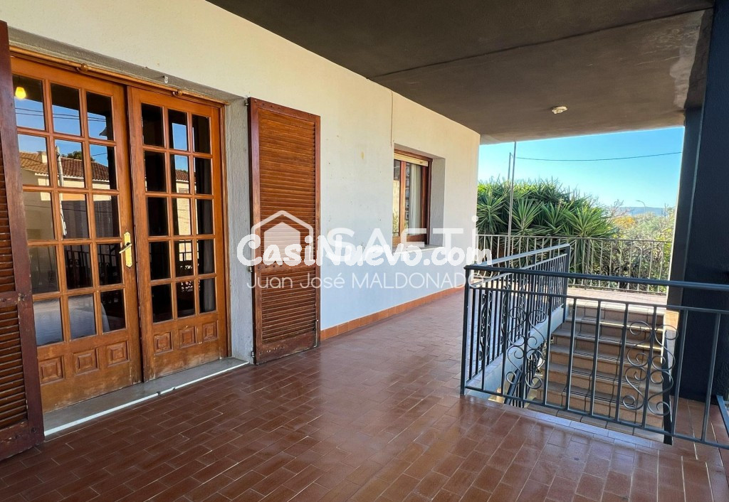 Chalet amplio con jardín y vistas en zona tranquila