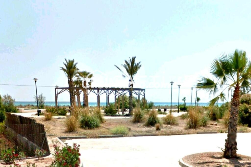 Solar urbano esquinero en segunda línea de playa