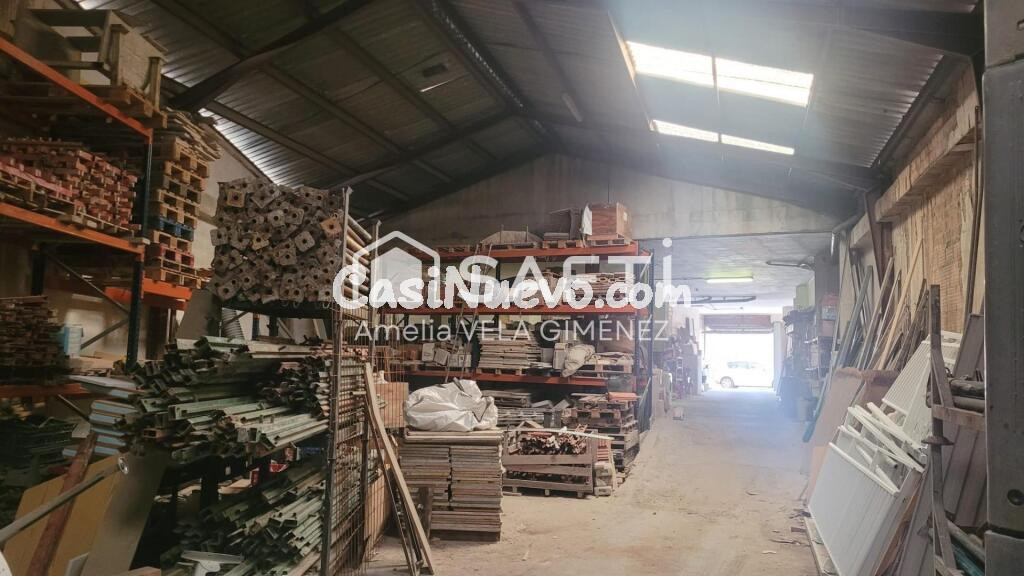 Local de gran tamaño con muchas posibilidades.