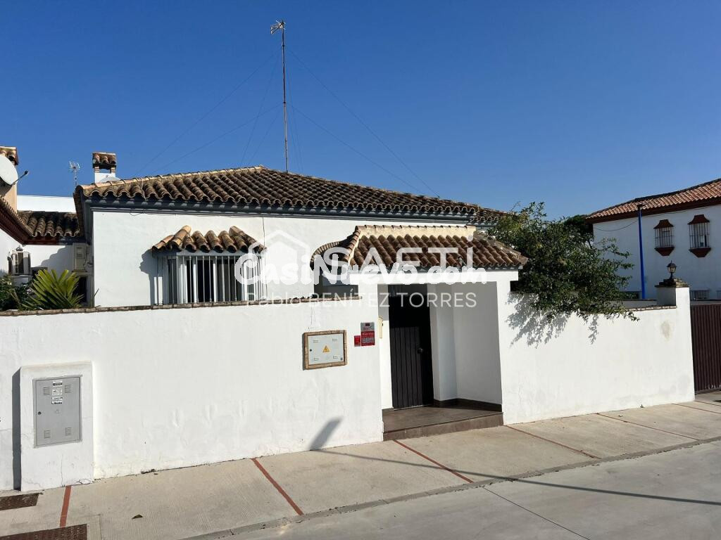 "Tu hogar soñado te espera en Chiclana: un chalet urbano lleno de confort y estilo, listo para que lo hagas tuyo."