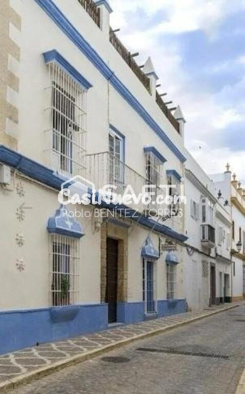 "Casa palaciega en Chiclana: historia, elegancia e inversión"
