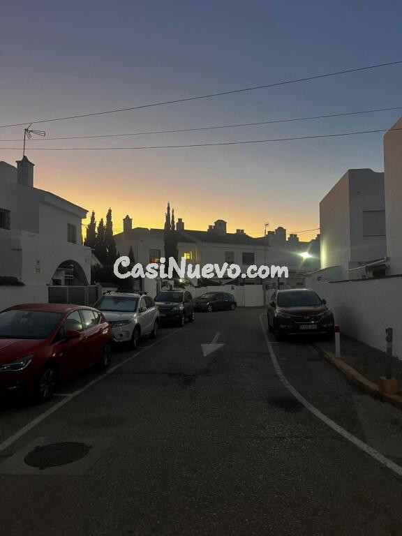 PRECIOSA CASITA ADOSADA CON ENCANTO.