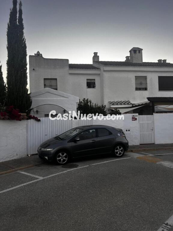 PRECIOSA CASITA ADOSADA CON ENCANTO.