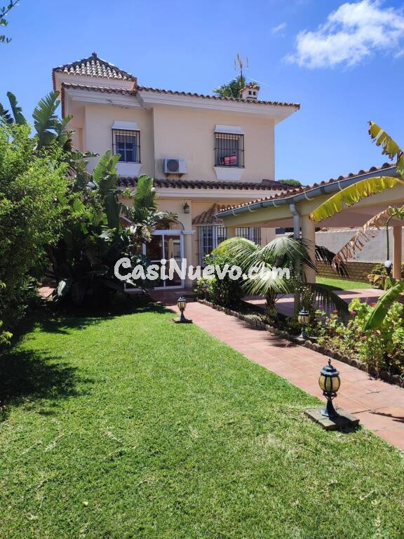 SE VENDE PRECIOSO CHALET A 150 METROS DE LA PLAYA DE LA BARROSA