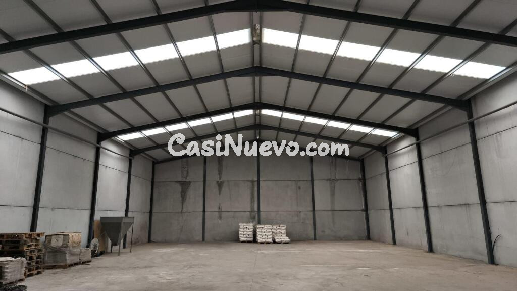 NAVE PRACTICAMENTE NUEVA EN situación INMEJORABLE.