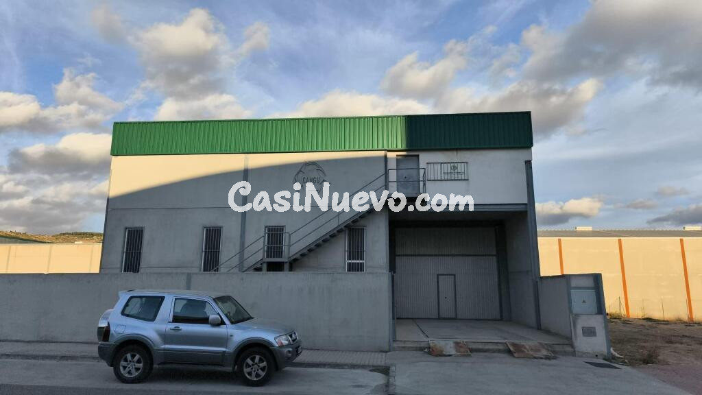 NAVE PRACTICAMENTE NUEVA EN situación INMEJORABLE.