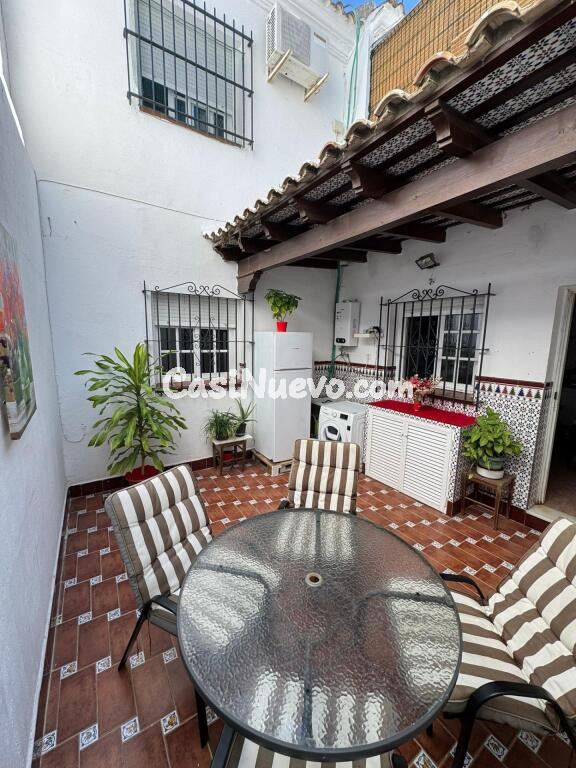 VIVIENDA UNIFAMILIAR CON GARAJE EN ZONA CÉNTRICA.