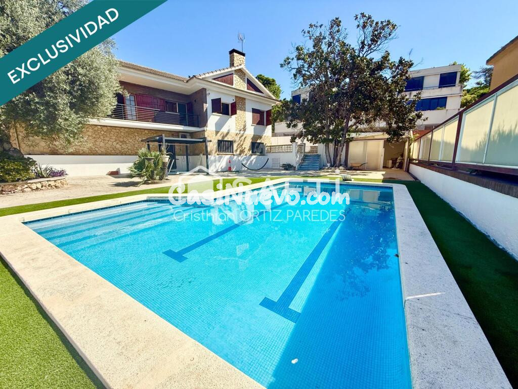 Chalet exclusivo en Tiana con piscina privada.