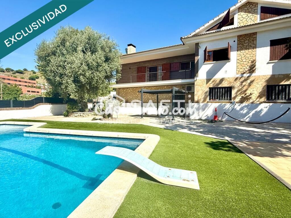 Chalet exclusivo en Tiana con piscina privada.