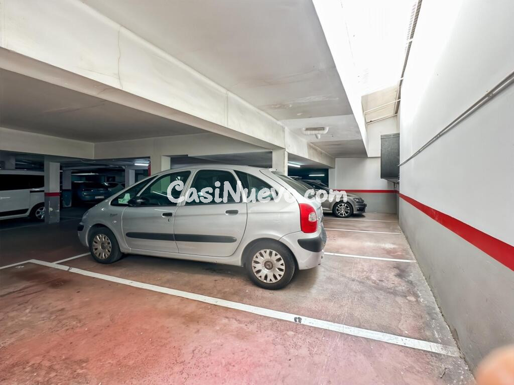 Parking amplio en Sant Andreu con extra espacio.