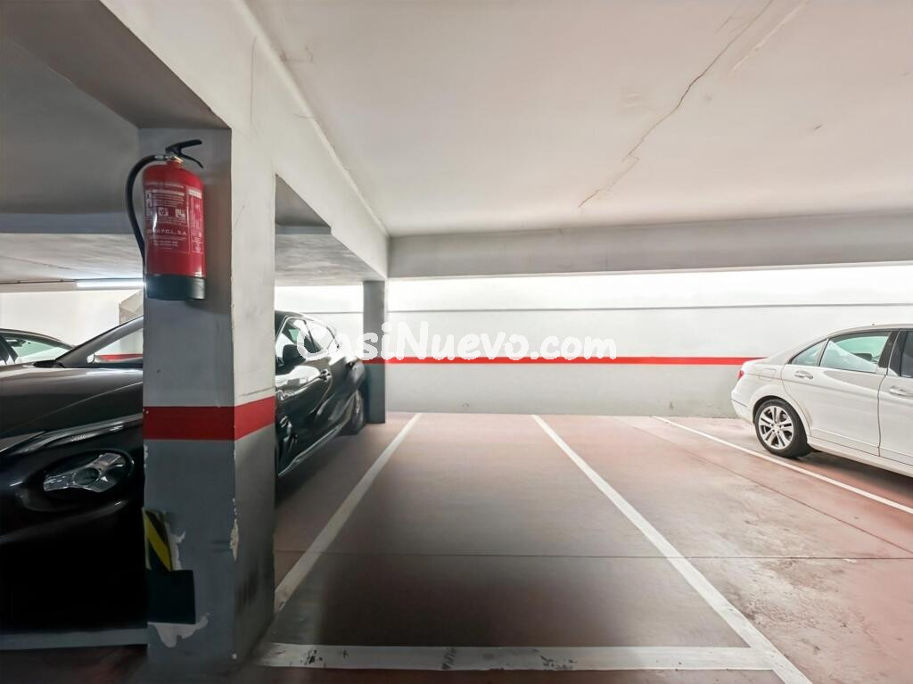Parking amplio en Sant Andreu con extra espacio.