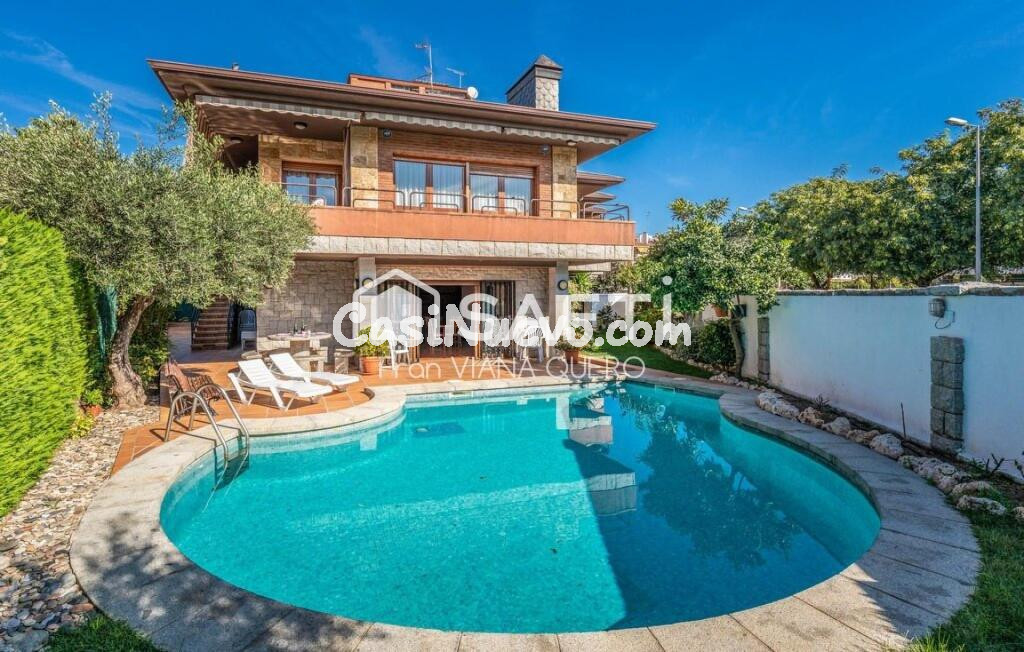 Lujo, espacio y privacidad en el corazón del pueblo.