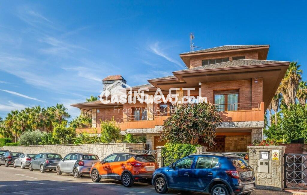 Lujo, espacio y privacidad en el corazón del pueblo.