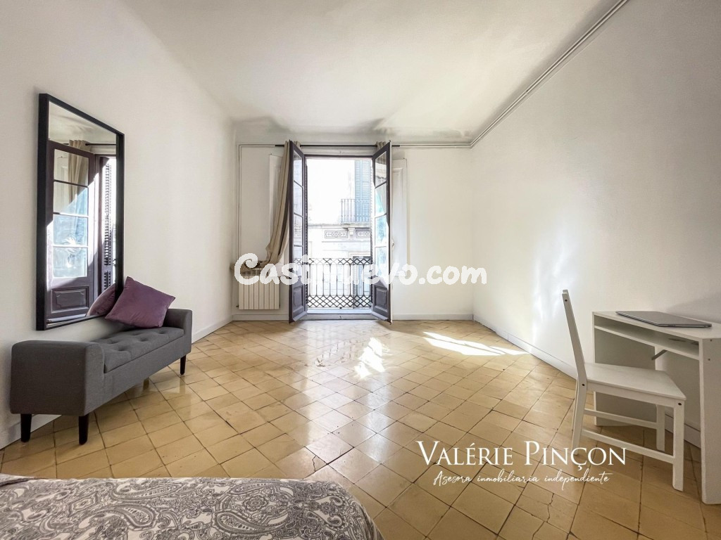 PISO A REFORMAR CON 6 DORMITORIOS, TECHOS ALTOS Y 3 BALCONES.