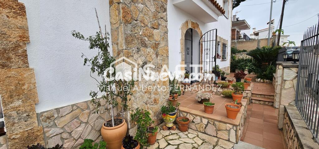 SAFTI España les presenta este magnífico chalet a la venta ahora.