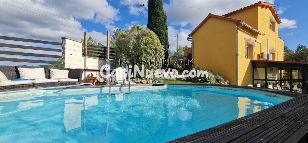 Chalet en parcela esquinera de gran altura, tanto en ubicación como en prestaciones.