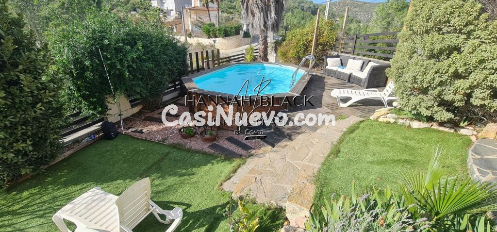 Chalet en parcela esquinera de gran altura, tanto en ubicación como en prestaciones.