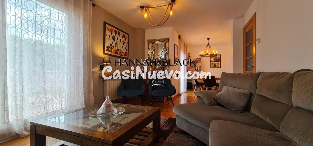 Casa semi-adosada en buena ubicación, con planta garaje, dos plantas superiores para vivienda, jardín y terraza.