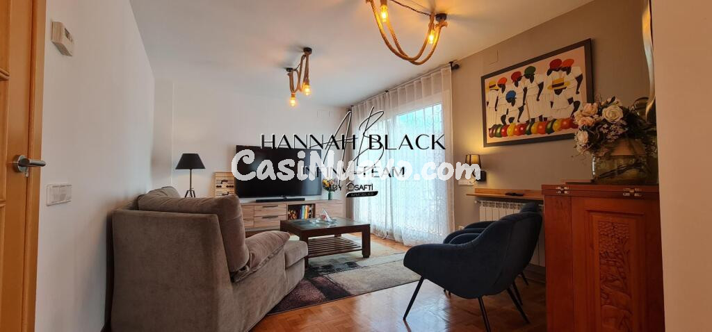 Casa semi-adosada en buena ubicación, con planta garaje, dos plantas superiores para vivienda, jardín y terraza.