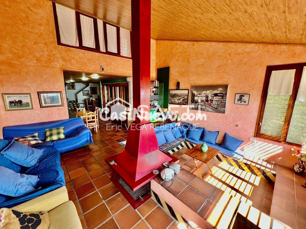 Casa de montaña con vistas panorámicas al mar.