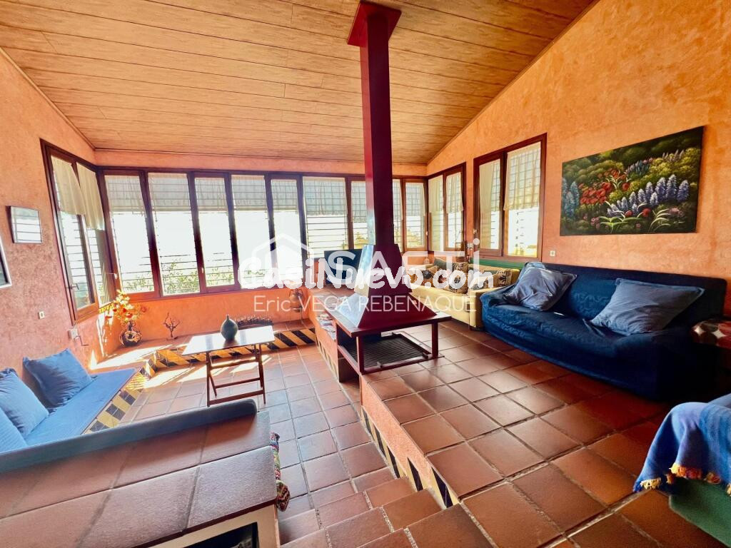 Casa de montaña con vistas panorámicas al mar.