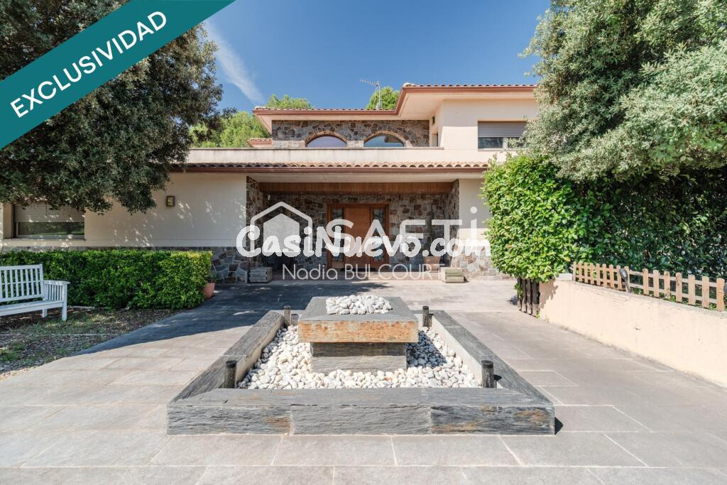 Villa exclusiva con piscina y vistas a Montserrat.