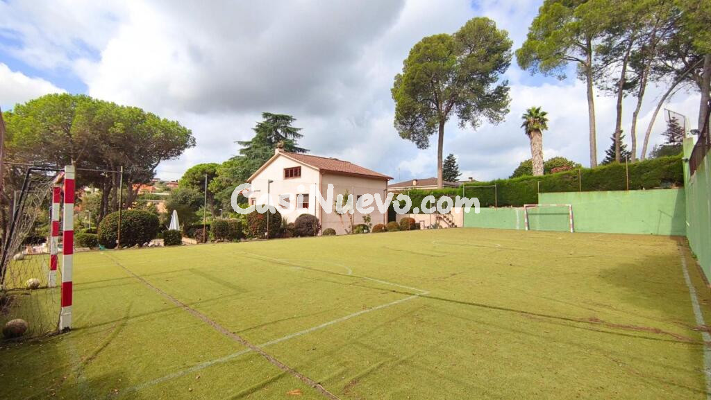 CASA CON 2 VIVIENDAS INDEPENDIENTES, CON PISCINA Y CAMPO DE FUTBOL PRIVADOS.