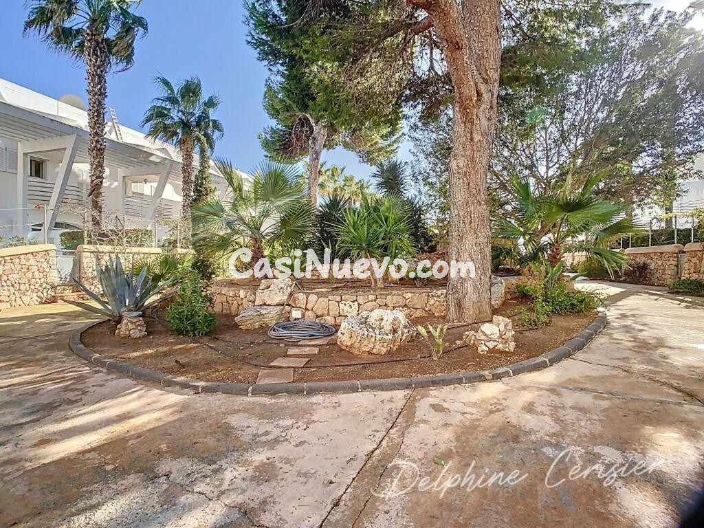 Planta baja en Cala Egos con amplia terraza privada al lado de la playa