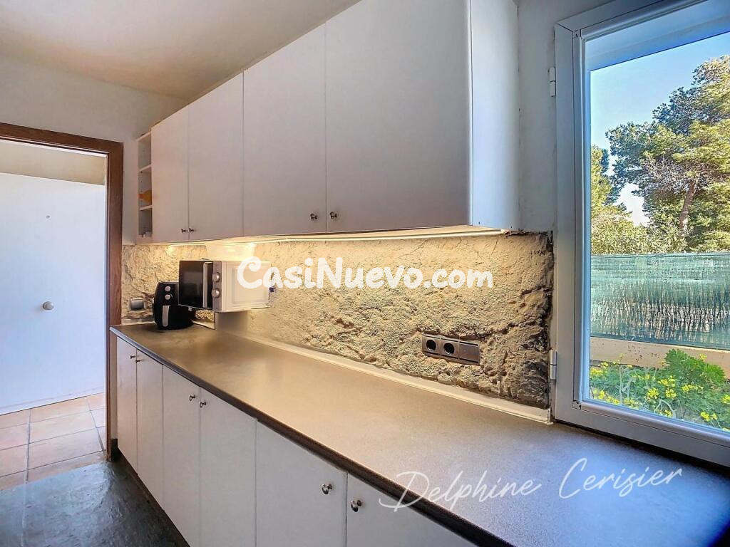 Planta baja en Cala Egos con amplia terraza privada al lado de la playa