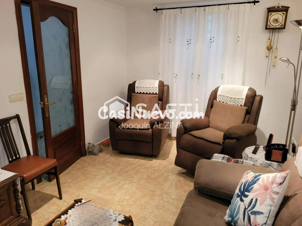 Tradicional casa céntrica con sótano abovedado.