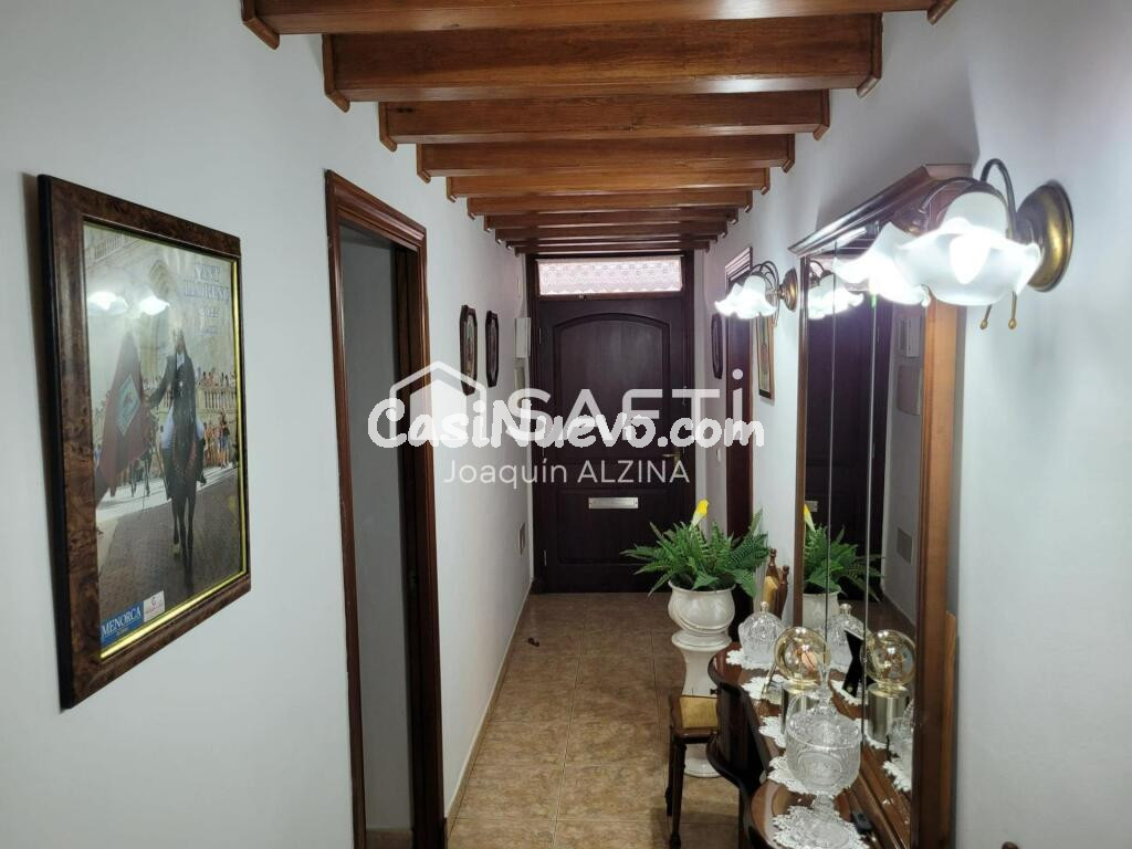 Tradicional casa céntrica con sótano abovedado.