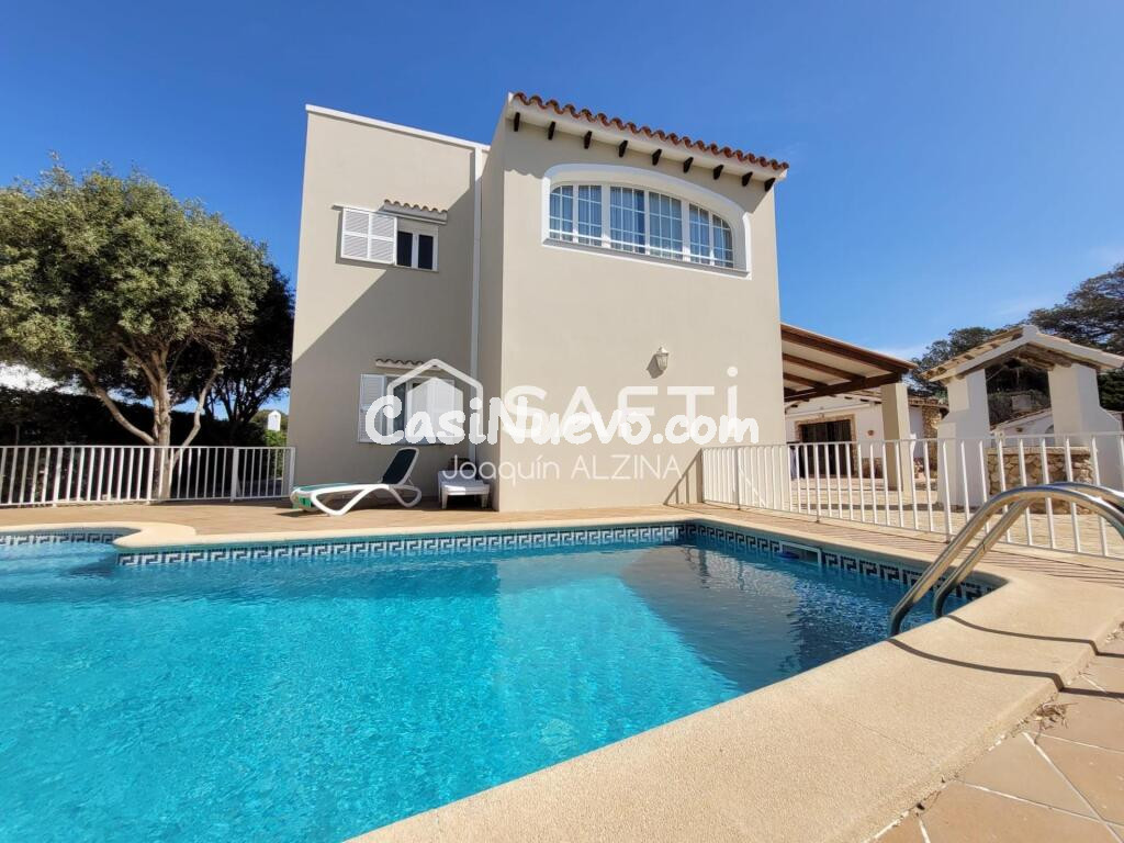 Chalet con piscina y garaje en Cala Blanca