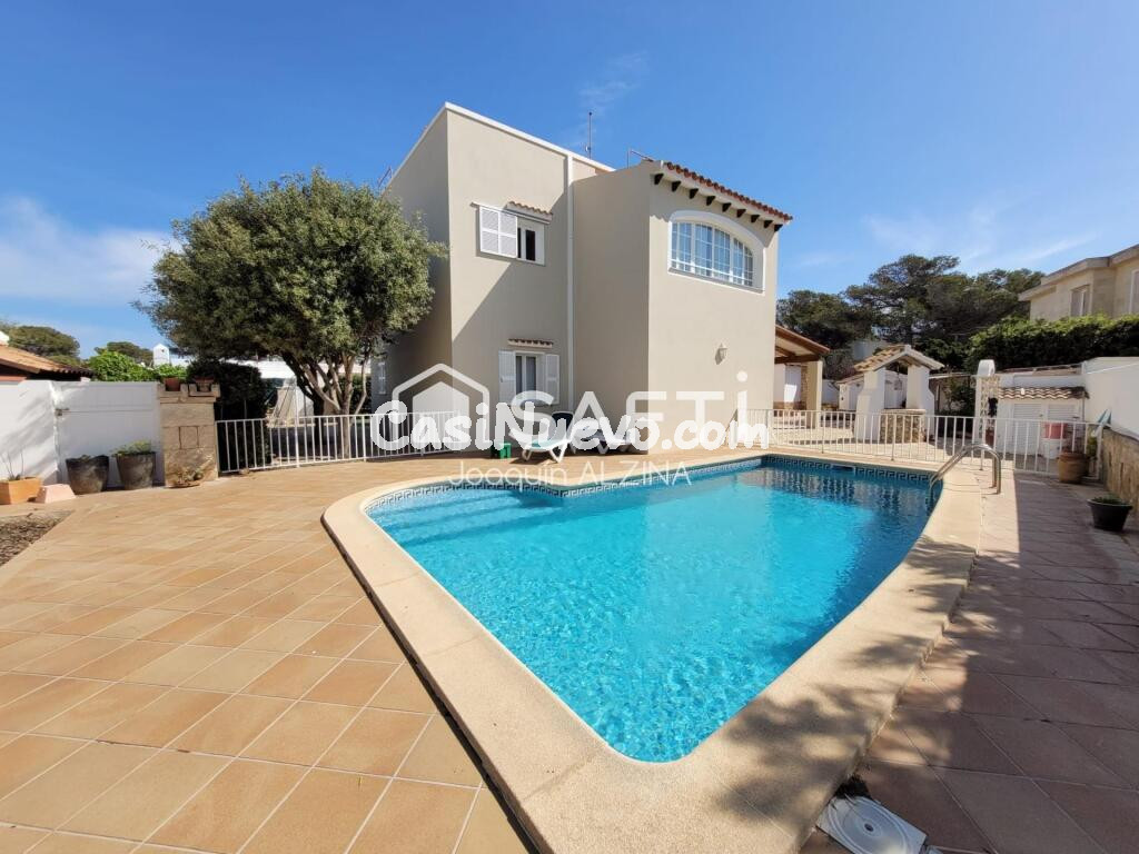 Chalet con piscina y garaje en Cala Blanca