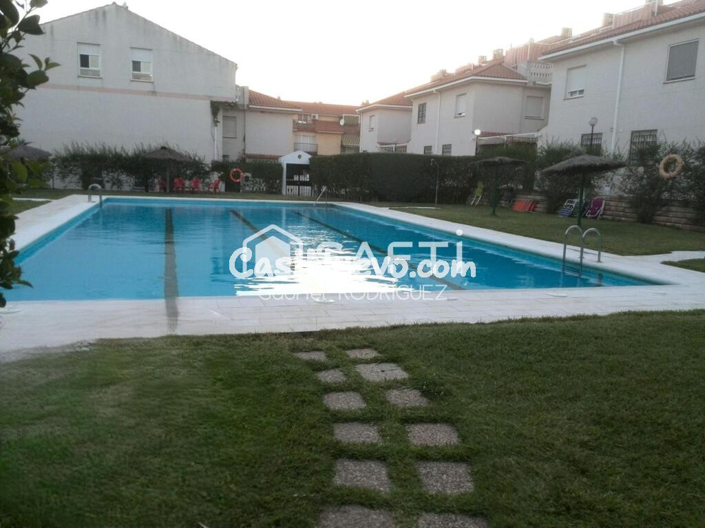 ¡Oportunidad en Urbanización Guadiana! Chalet adosado