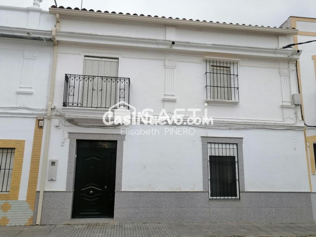 CASA EN PLANTA BAJA CON GRAN PATIO, NAVE Y GARAJE