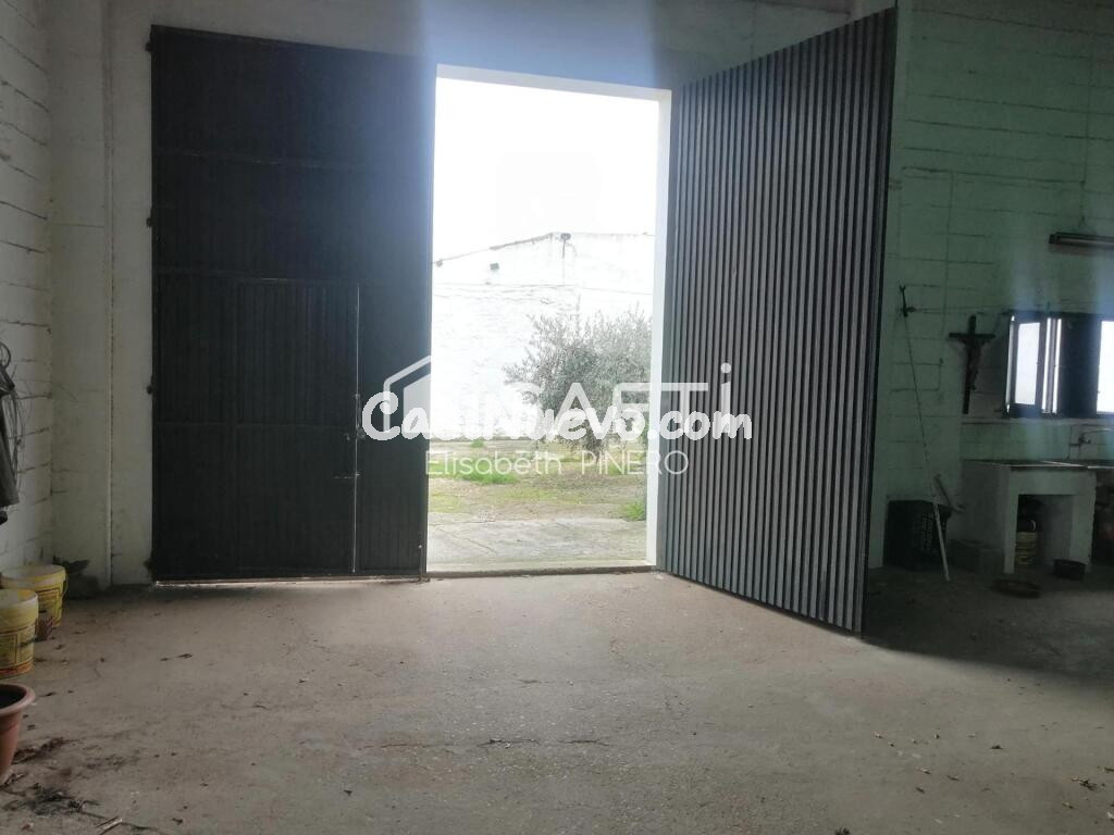 CASA EN PLANTA BAJA CON GRAN PATIO, NAVE Y GARAJE