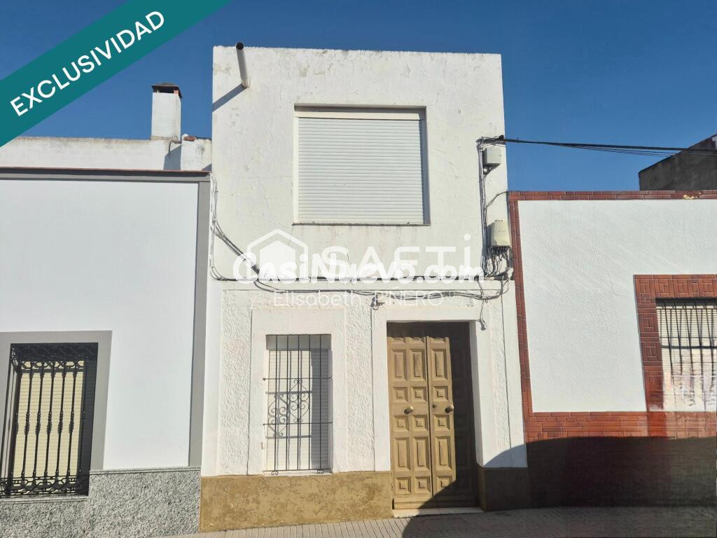 Gran oportunidad en el corazón de Montijo. Casa con patio, terraza y trastero