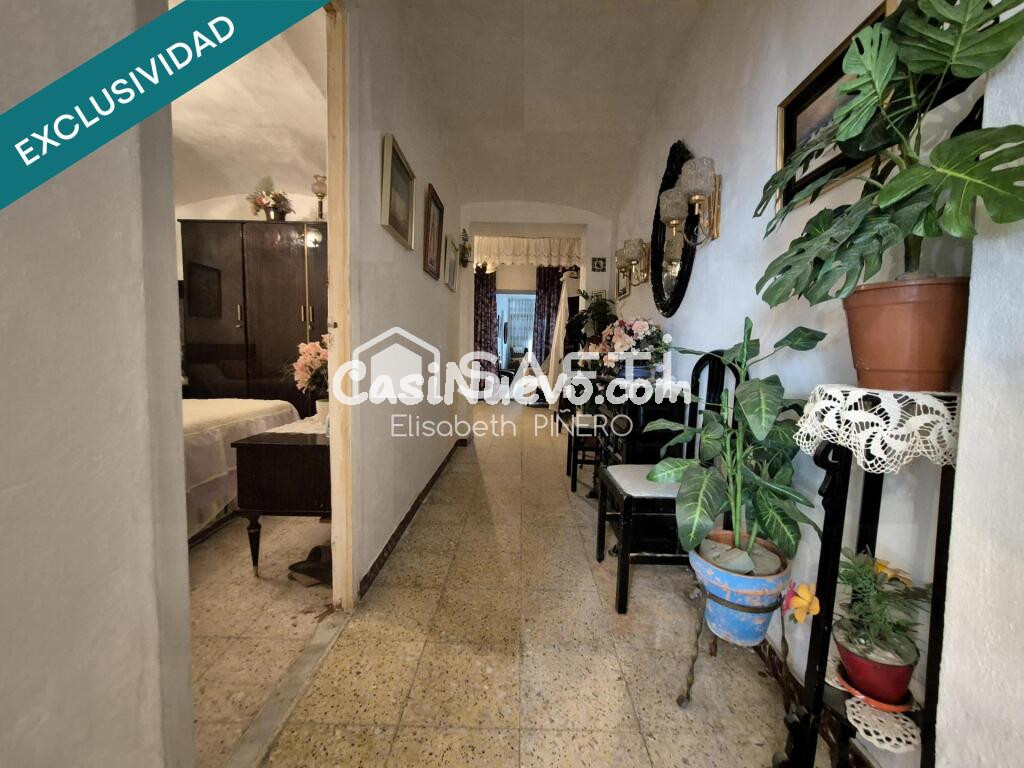 Gran oportunidad en el corazón de Montijo. Casa con patio, terraza y trastero