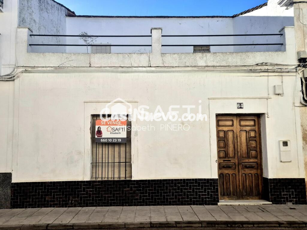 Céntrica y Rústica: Casa con Nave, Patio y Gran Terraza. Necesita mejoras !