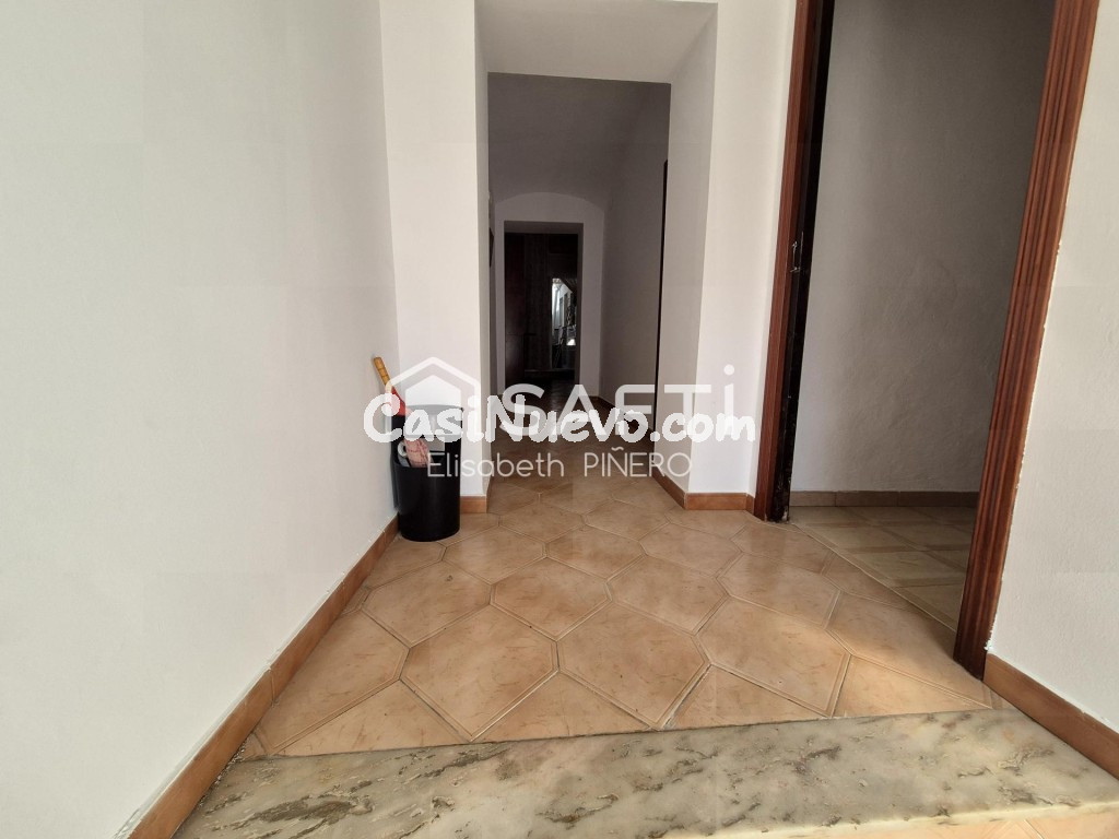 Semicéntrica vivienda con patio y terraza. ¡¡AMUEBLADA!!