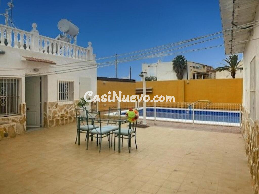 Casa reformada con estudio independiente y piscina privada.