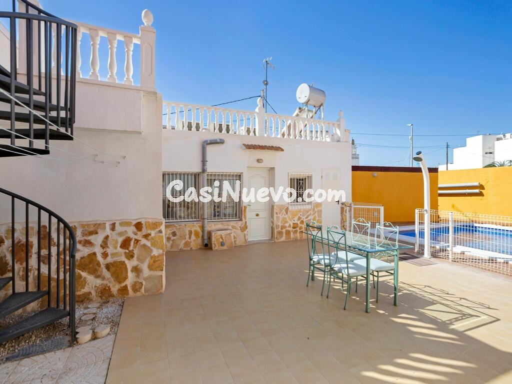 Casa reformada con estudio independiente y piscina privada.