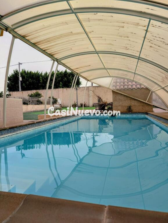 Un chalet completo, con casa de invitados