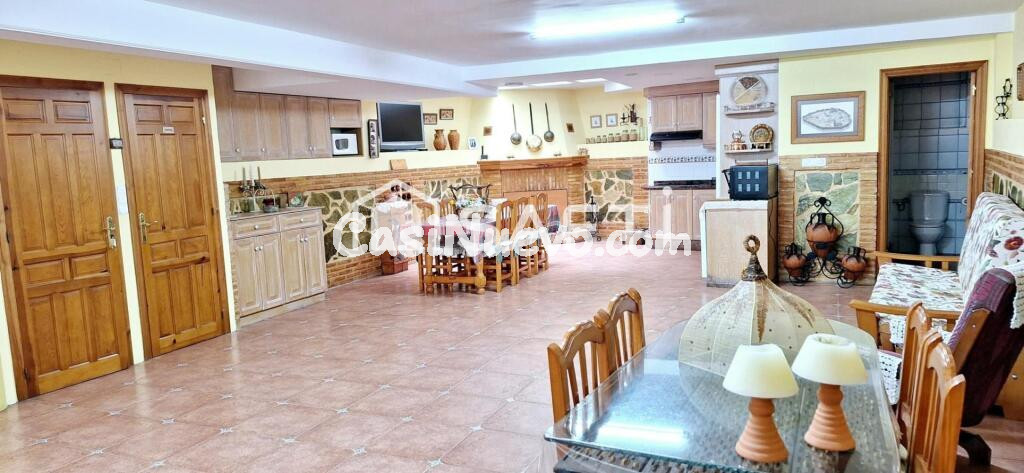 IMPRESIONANTE CASA A LA VENTA EN VILLENA DE 455M² SIN COMISION.