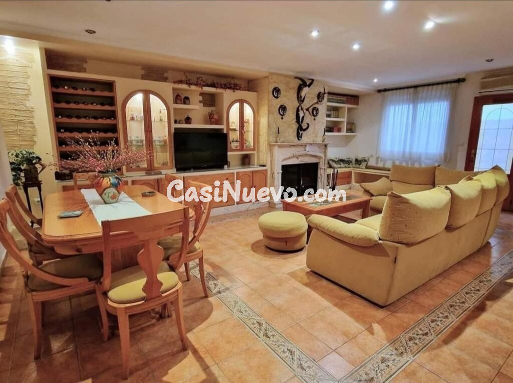 Casa a la venta de 4 dormitorios, Cochera, Terraza con barbacoa... Y sin comisión